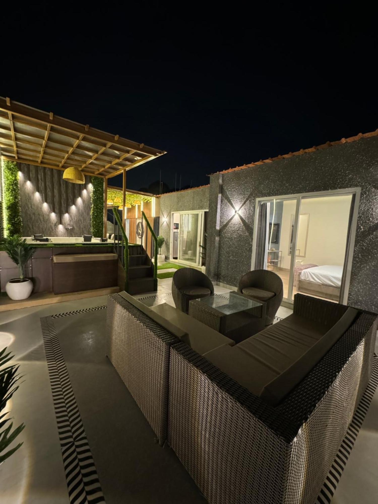 Aqua Sky Terrace Homestay 1 Luxurious Suite Room W 2 Beds, Open Air Jacuzzi & Outdoor Lounge Area New Delhi Exterior photo